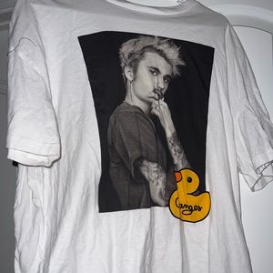 Justin Bieber changes t shirt size L